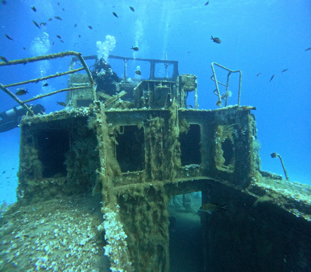 Photo vue de l'extérieur de l'avant l'épave 