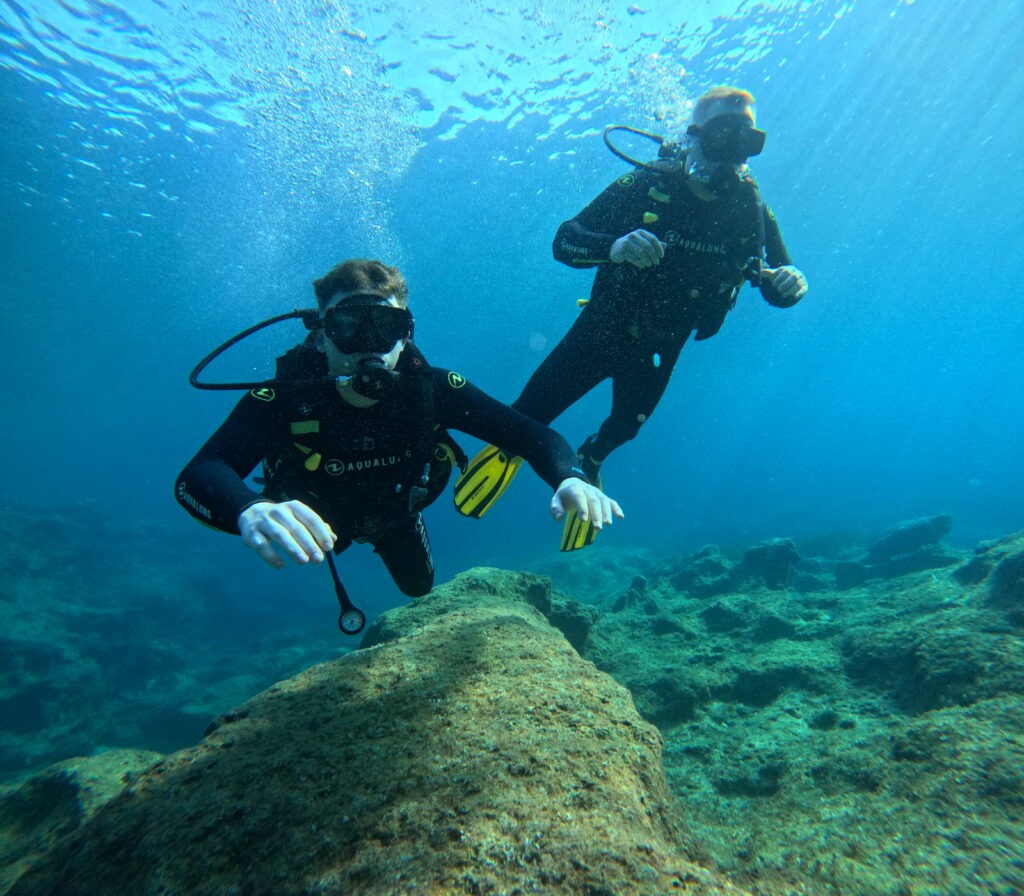 Photo de 2 plongeurs en plongée découverte