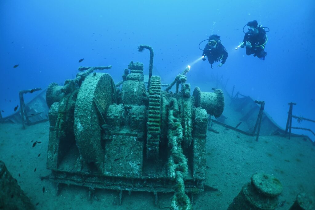 Photo d'un plongeur qui s'approche du moteur de l'épave 