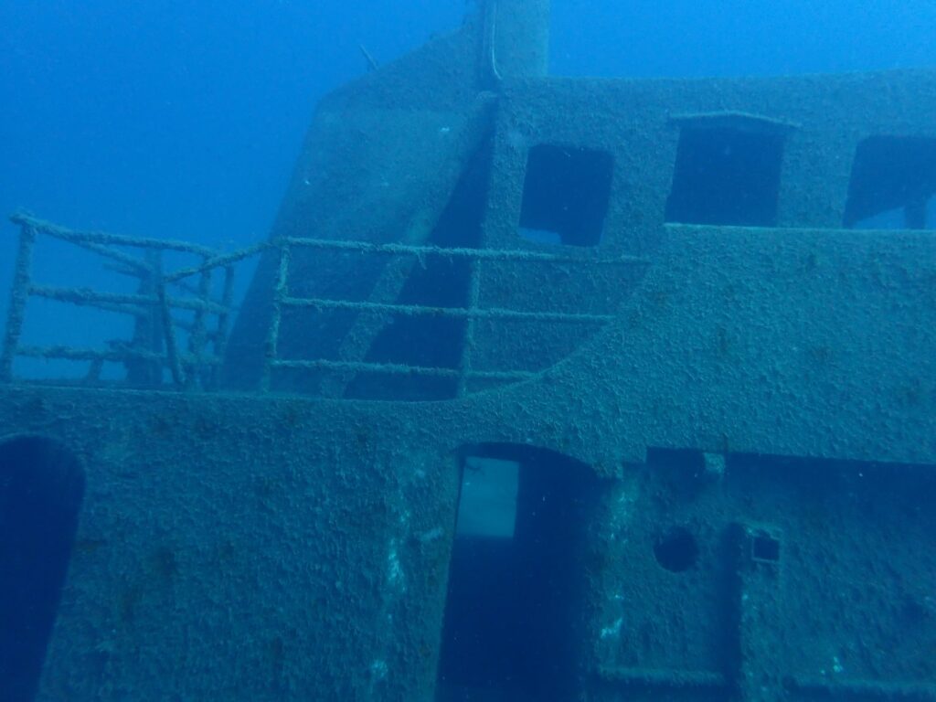 photo prise depuis l'extérieur de l'épave
