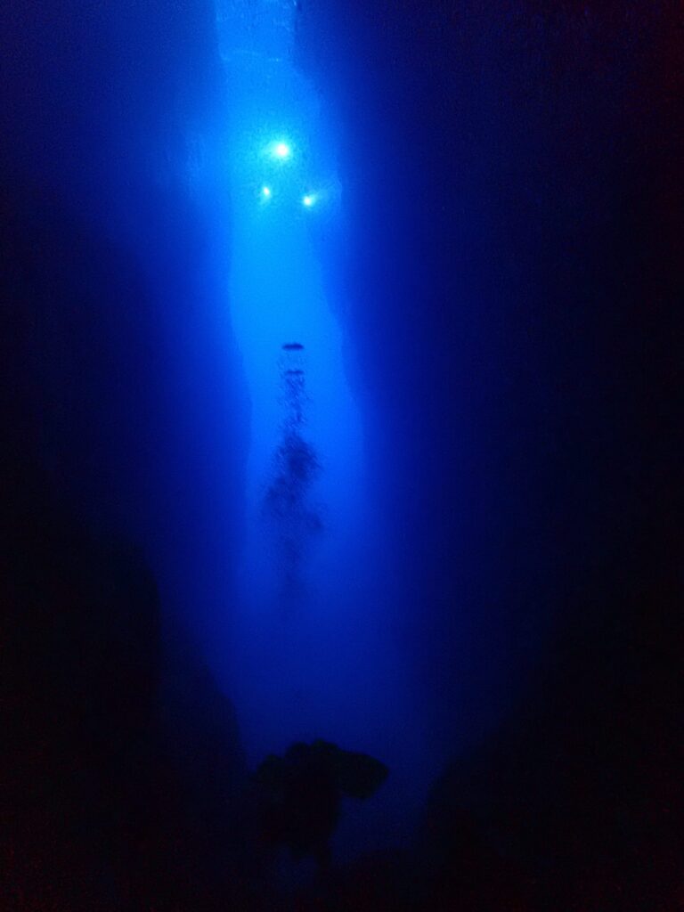 photo de la faille avec un plongeur qui fait des bulles