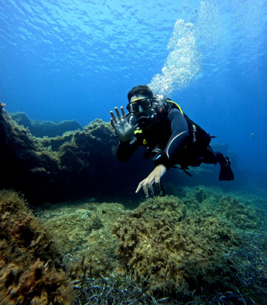 Photo d'un plongeur qui nous salut sur le récif de Ghar Lapsi