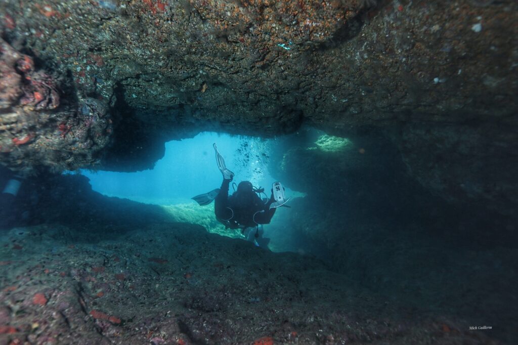 Vue d'un plongeur qui passe dans la faille