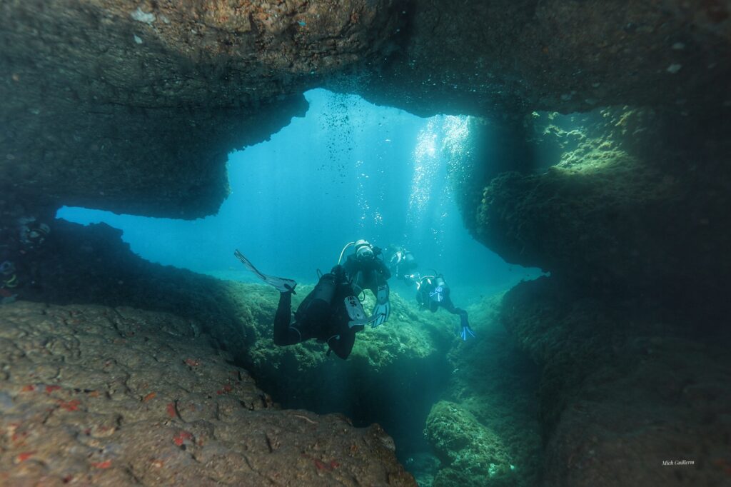 Vue d'un plongeur qui passe dans la faille