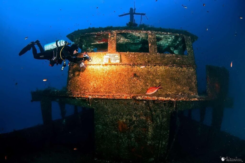 Photo du cominoland avec un plongeur et sa lampe torche