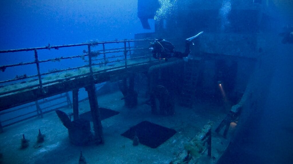 Photo d'un plongeur qui va vers l'épave 