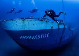 Photo de plongeurs qui s'approchent de l'épave