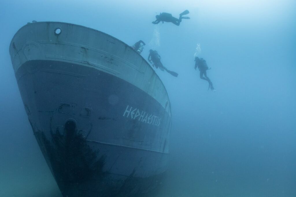 Photo de plongeurs qui s'approchent de l'épave